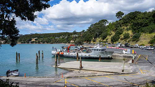 Image - Te Ariki Tahi Sugarloaf barge unloading - 501 x 282 TCDC Photography 2024 SJP 366